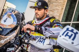 Pablo Quintanilla monta roadbook en Abu Dhabi Rally