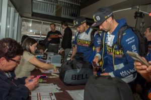 Pilotos Husqvarna Pierre Renet y Pablo Quintanilla, revisión técnica Atacama Rally